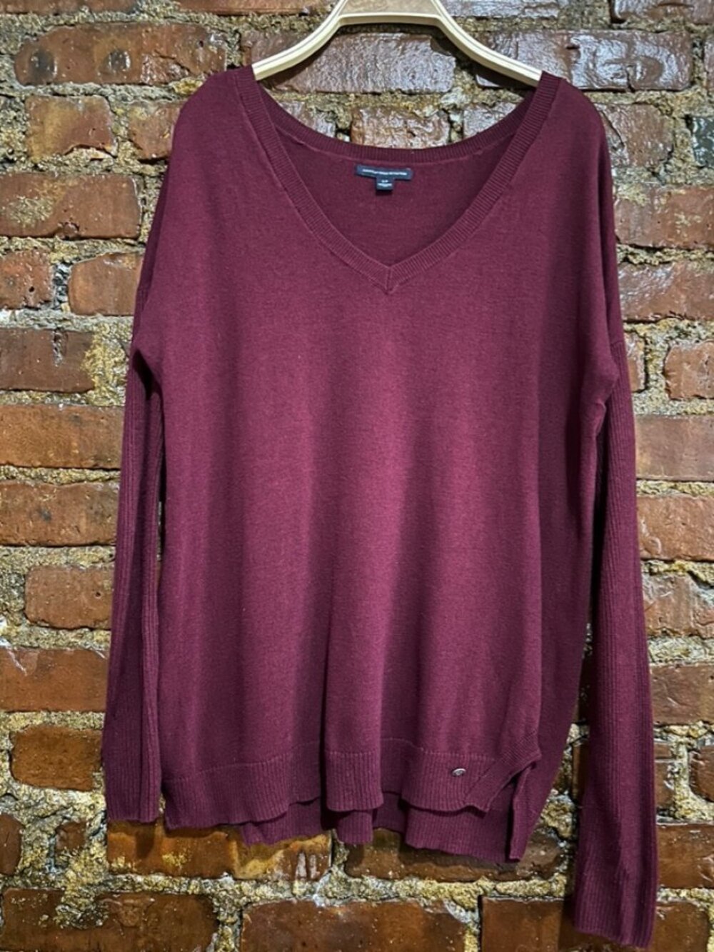 American Eagle burgundy V-neck lightweight knit pullover sweater